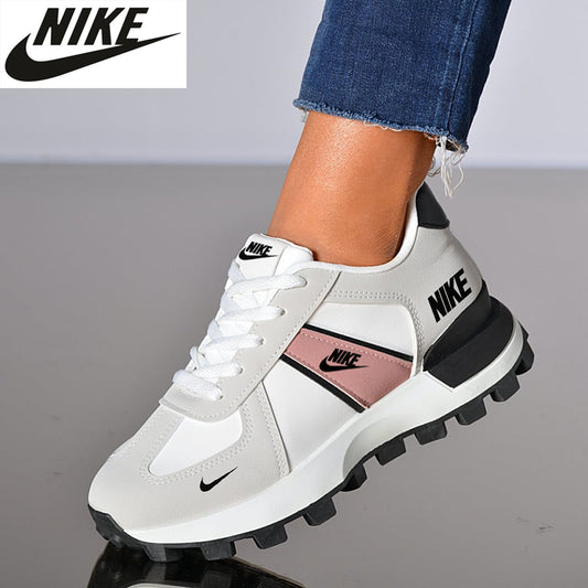 Az új NIKE® sportcipők kényelmesek, lélegzőek, csúszásmentesek és kopásállóak.