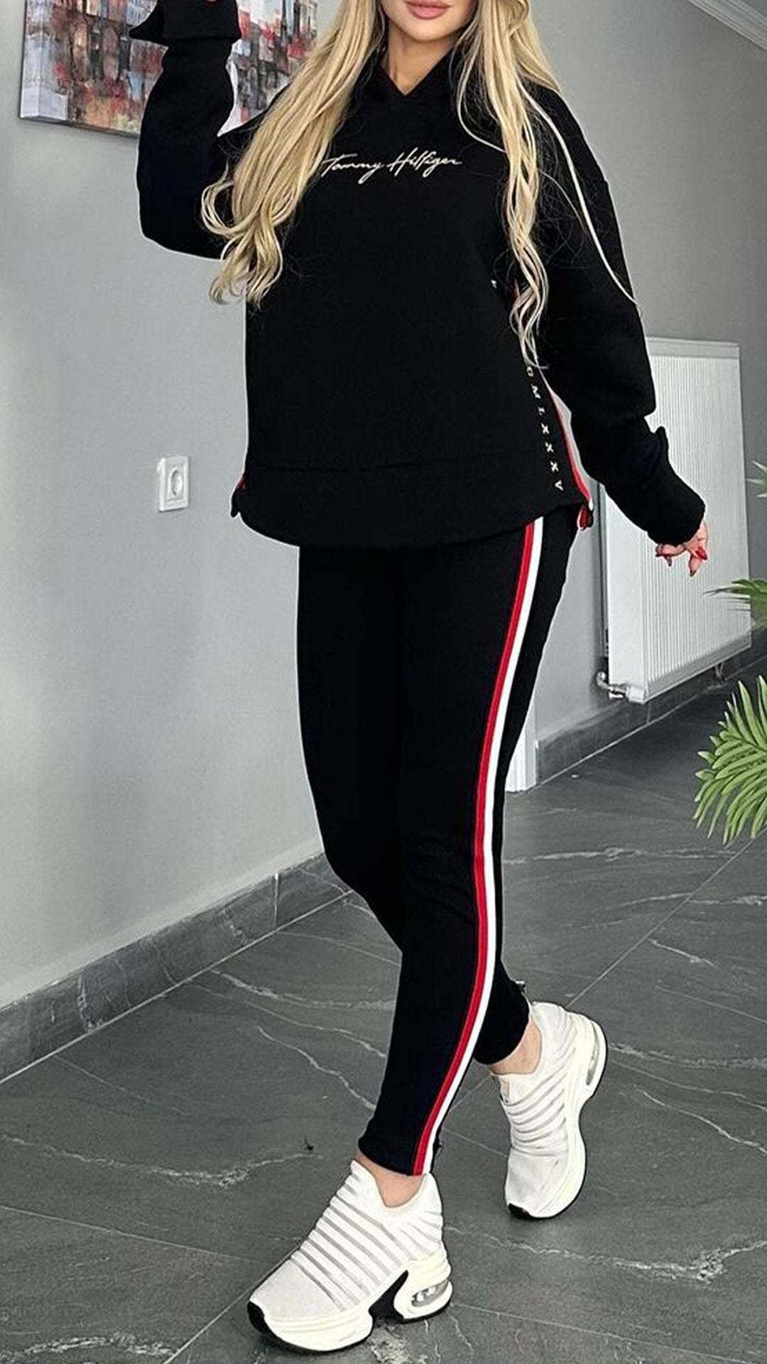 Csíkos alkalmi öltöny nőknek hosszú ujjal és kapucnival